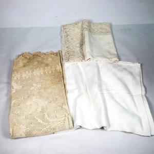 Lote siguiente: Tres Manteles Blancos de Hilo Calado con Detalles de Encaje