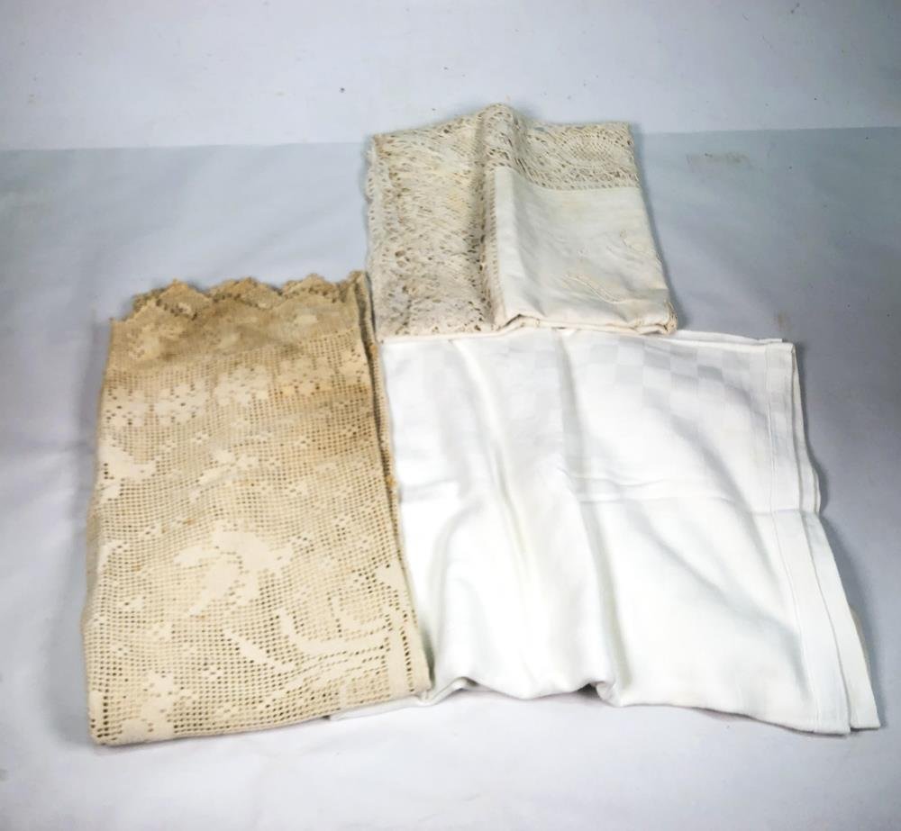 Tres Manteles Blancos de Hilo Calado con Detalles de Encaje