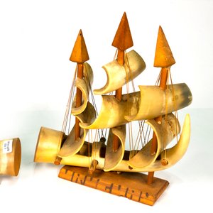 Lote de 3 piezas decorativas: 2 barcos y 1 carreta en cuerno y madera - imagen 2