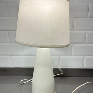 Lote anterior: Lámpara de Pie Blanca con Pantalla