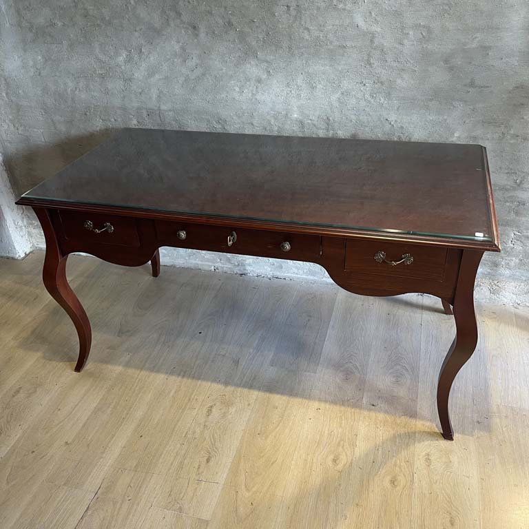 Lote siguiente: Escritorio de madera con tapa de cristal biselada y cajones - Medidas: 150x54x58cm