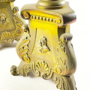 Par de Candeleros Antiguos de Bronce con Figuras - imagen 3