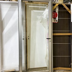 Lote siguiente: Puerta de Aluminio y Vidrio 220x100 cm