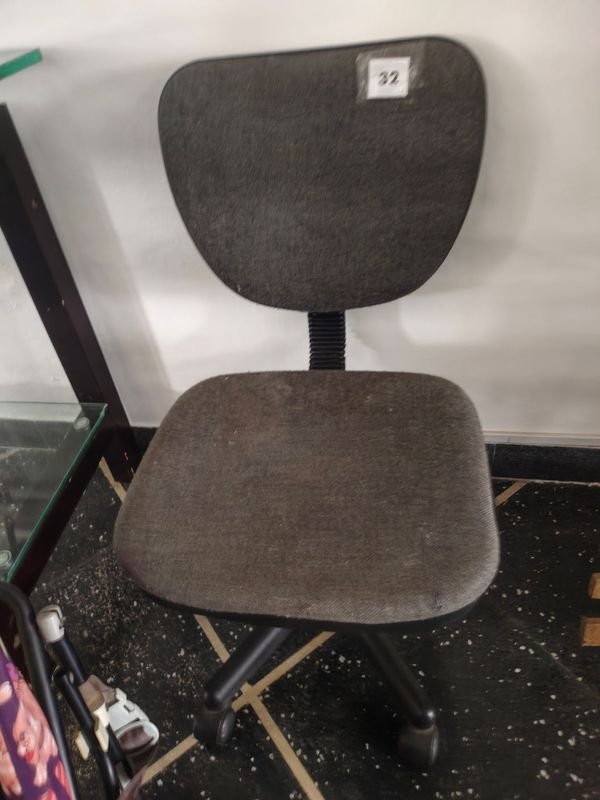 Silla de Escritorio Giratoria Tapizada en Gris con Rueditas