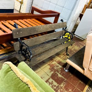 Lote siguiente: Banco de Madera y Hierro Forjado Estilo Antiguo