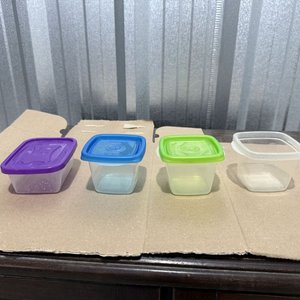 Juego de 4 recipientes plásticos apilables con tapas de colores - imagen 2
