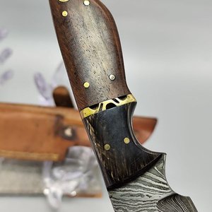 Cuchillo con Hoja Estilo Damasco y Empuñadura de Madera y Bronce con Vaina - imagen 8