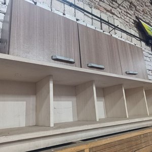 Lote siguiente: Juego de Dos Muebles Aéreos de Madera: Uno Abierto y Otro con Tres Puertas