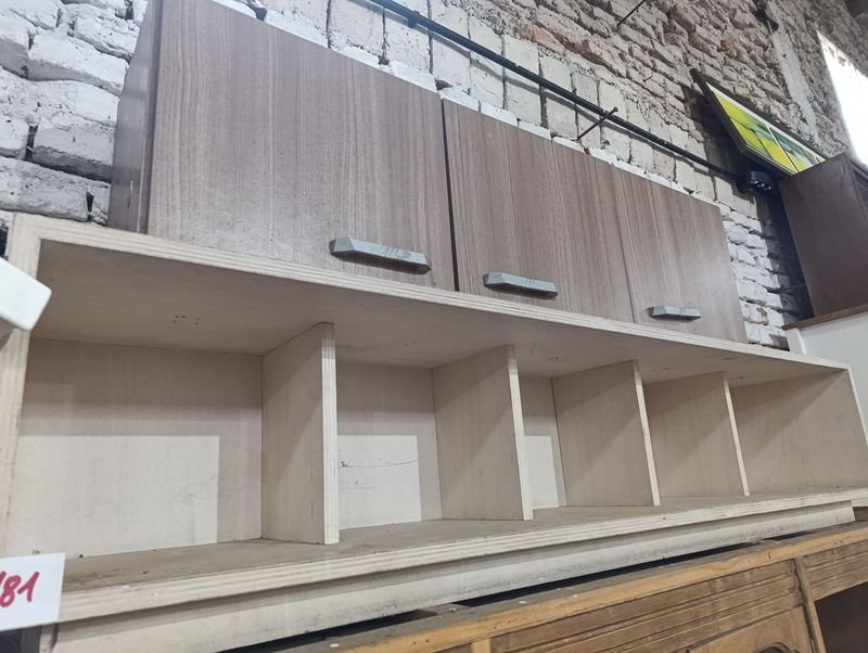 Juego de Dos Muebles Aéreos de Madera: Uno Abierto y Otro con Tres Puertas