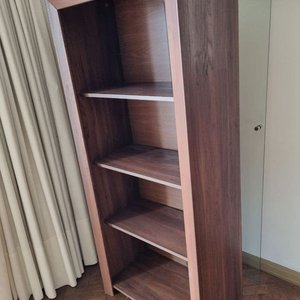 Biblioteca/Estantería Práctica en Melamina Símil Madera con Cuatro Estantes - imagen 2