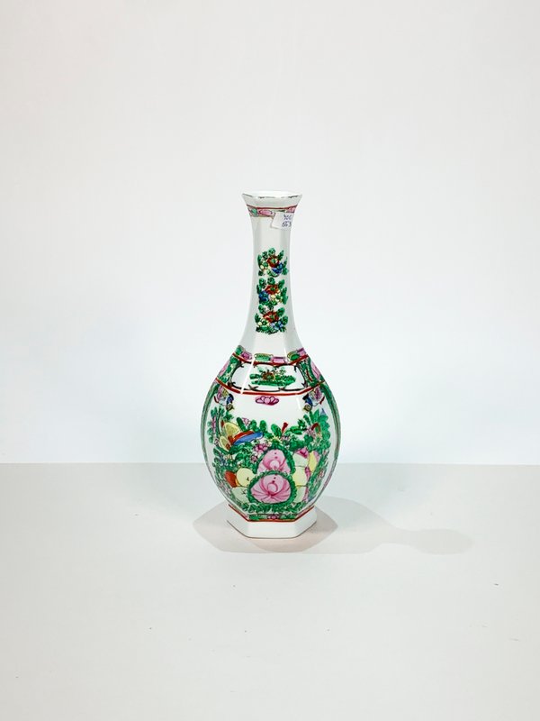 Lote anterior: Un florero de porcelana con decoración floral