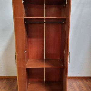 Ropero de madera con puertas, barral y estantes interiores - imagen 2