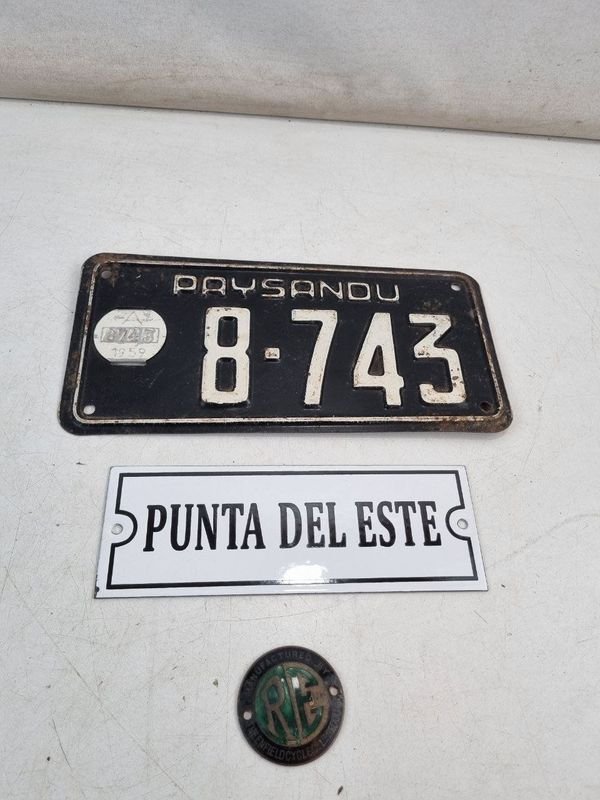 L 356 - 4 Piezas - Importante lote de chapas antiguas de colección con patente de Paysandú, cartel de Punta del Este y escudo 'Manufactured by Royal Enfield Motorcycles'