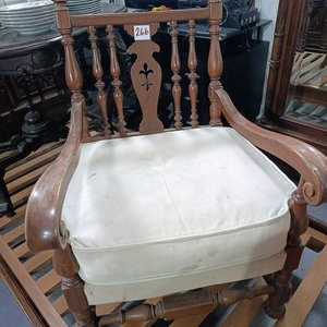 Lote siguiente: Butaca de Estilo Clásico en Madera con Almohadones Blancos