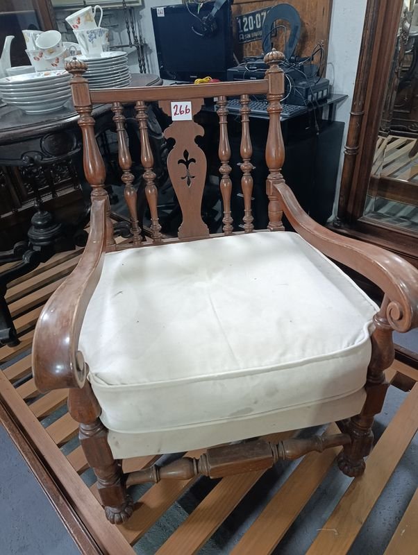 Butaca de Estilo Clásico en Madera con Almohadones Blancos