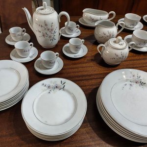 Juego de Loza Olmos Completo: 59 Piezas de Porcelana Blanca con Flores Lilas - imagen 4