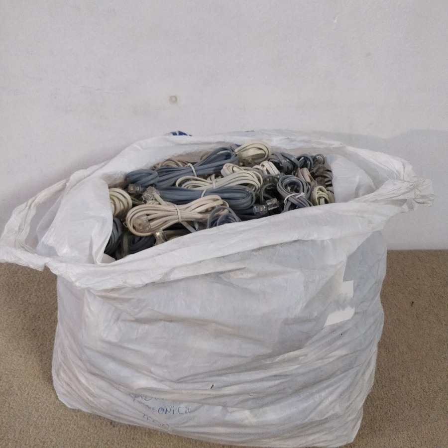 Lote siguiente: Paquetes de cables telefónicos RJ11 en buenas condiciones