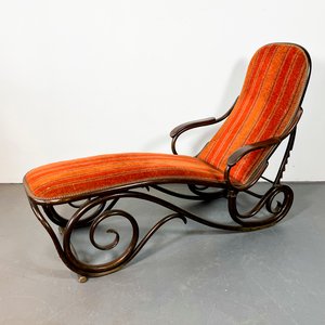 Lote siguiente: Diván Vienés Estilo Thonet en Caoba con Tapizado Rayado y Tachas de Bronce