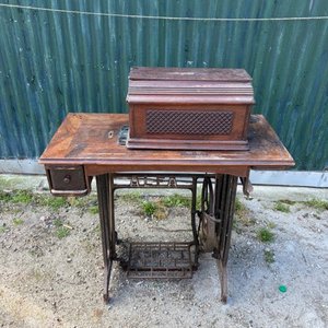 Lote siguiente: Máquina de Coser Antigua Alfa con Mueble y Caja
