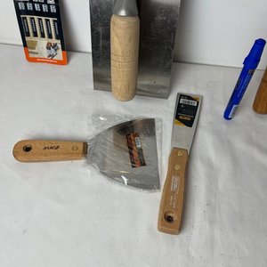 Lote de Herramientas Nuevas: Cuchara de Albañil, Espátulas y Sierras para Caladora - imagen 5