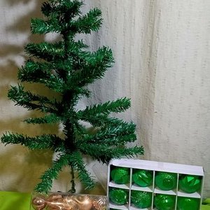 Lote siguiente: Árbol de Navidad con Luces, Bolitas y Cajas de Adornos Verdes y Dorados