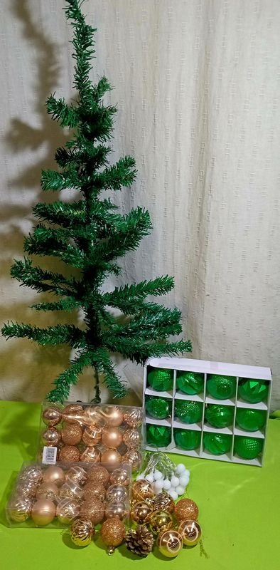 Árbol de Navidad con Luces, Bolitas y Cajas de Adornos Verdes y Dorados
