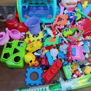 Gran Lote de Juguetes Variados: Figuras, Bloques y Más - imagen 10