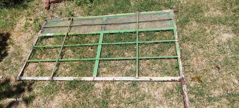 Lote siguiente: Puerta de reja metálica para exteriores