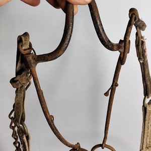 Freno Antiguo de Metal con Tiras de Tela para Decoración o Colección - imagen 5