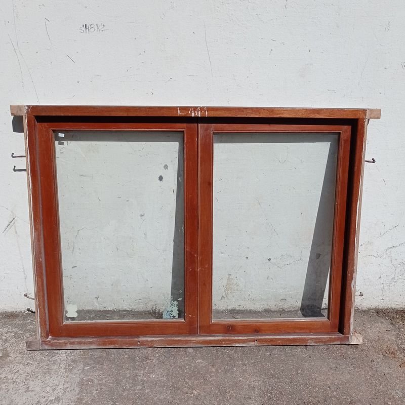 Lote anterior: Ventana de cedro con dos hojas batientes y marco