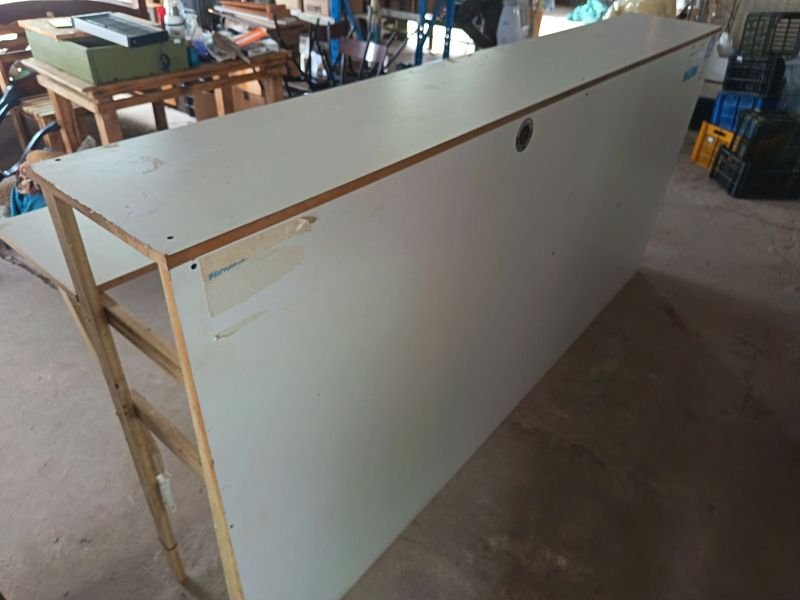 Gran Mostrador Blanco de MDF con Estantes y Superficie Plegable