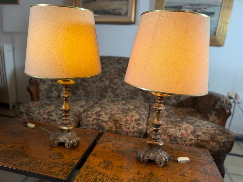 Par de Lámparas de Mesa con Base de Madera Torneada y Pantallas