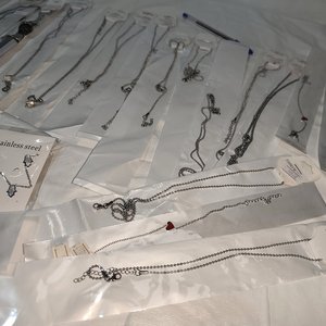 Lote de 50 Piezas de Joyería Surtida en Acero Quirúrgico: Collares, Anillos y Aretes - imagen 4