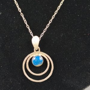 Cadena con Dije Artesanal en Plata y Pulsera Dorada con Piedras Sintéticas - imagen 4