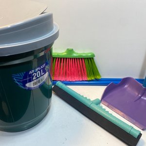 Set de Limpieza: Papelera Aroplast 20L, Escoba, Lampazo y Pala - imagen 1