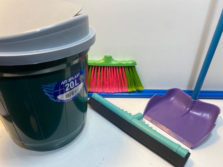 Set de Limpieza: Papelera Aroplast 20L, Escoba, Lampazo y Pala