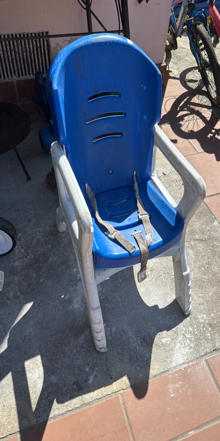 Silla de plástico azul para niño