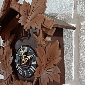 Reloj de Cucú Antiguo Alemán con Cadena y Piñas - imagen 7