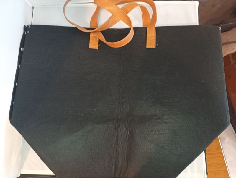 Lote siguiente: Bolsos de fieltro con sistema clip y plegable