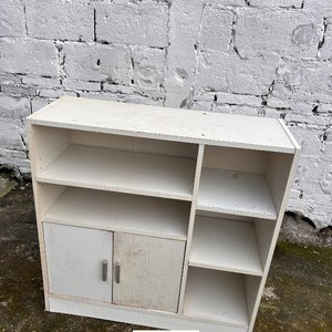 Mueble Blanco de MDF con Puertas y Estantes - imagen 2