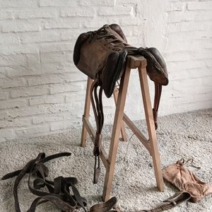 Basto de cuero antiguo con estribos y mañador - imagen 3