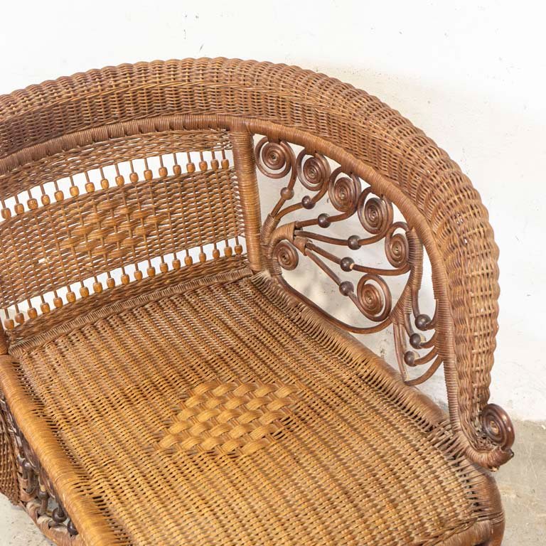 Sillón de ratán con diseño antiguo y detalles en las fibras - imagen 2
