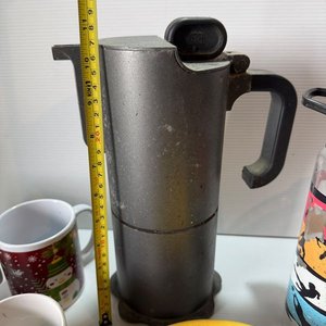 Lote de Cafetera Moka, Tazas Navideñas, Jarra Plástica y Más - imagen 4