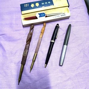 Lote siguiente: Lote de Lapiceras Varias: Tinta Líquida, Madera Tallada y Más