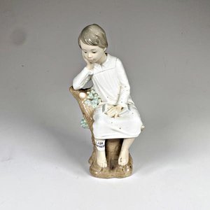 Figura de Porcelana Lladro: Niña Sentada en Árbol con Libro - imagen 1