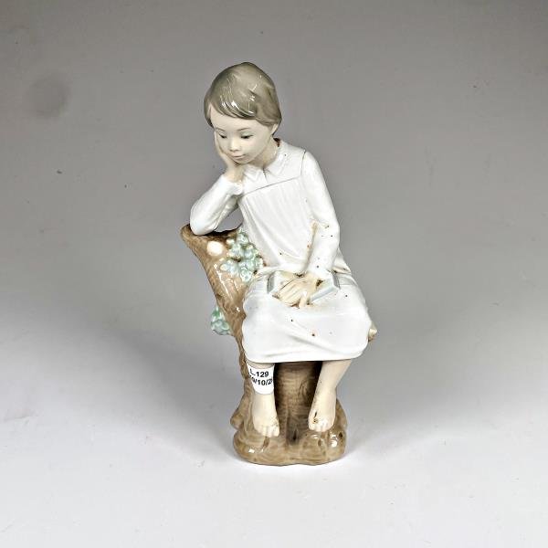 Figura de Porcelana Lladro: Niña Sentada en Árbol con Libro