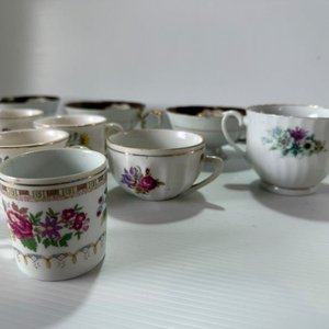 Lote de Tazas de Café, Tetera y Adornos de Loza con Detalles - imagen 7
