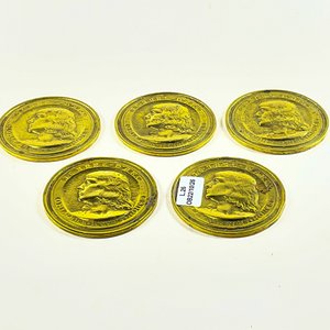 Lote siguiente: Conjunto de Cinco Posavasos Redondos en Bronce con Perfil Clásico
