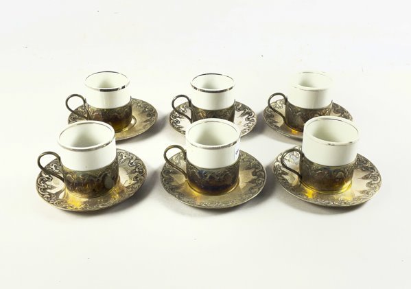 Seis Pocillos de Porcelana con Platillos Metálicos Labrados - imagen 1