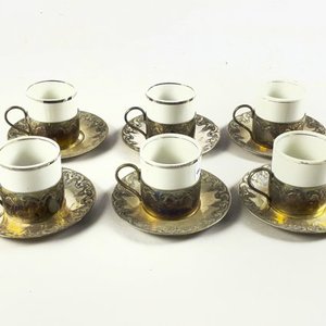 Lote anterior: Seis Pocillos de Porcelana con Platillos Metálicos Labrados